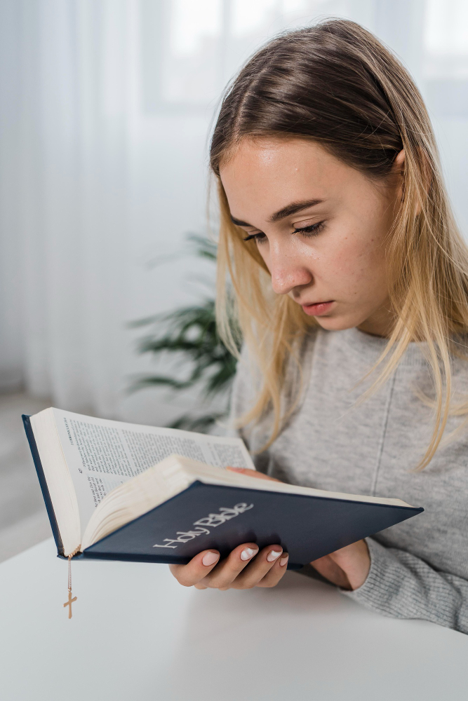 mujer-joven-leyendo-biblia