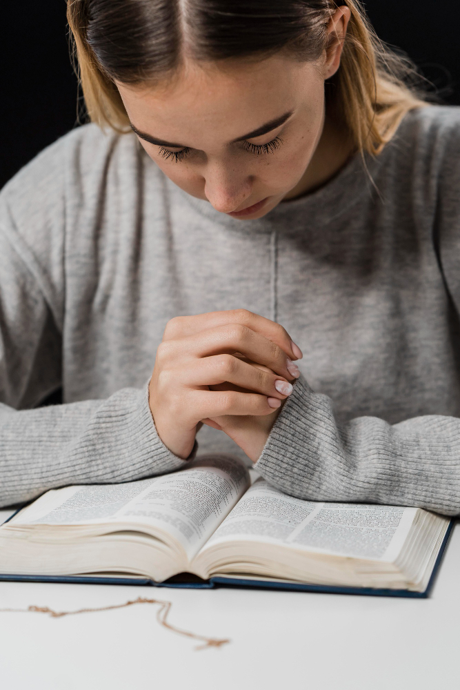 vista-frontal-mujer-rezando-leyendo-biblia